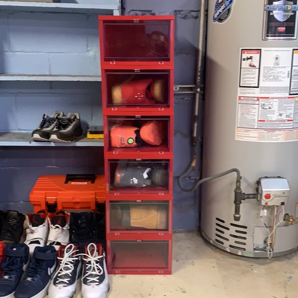 Red sneaker containers - Picture 3 of 3